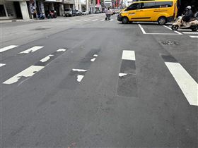 荒謬！台中斑馬線一整大雨後…竟整片漂走（圖／翻攝自台中市議員黃守達臉書）