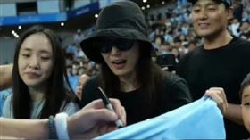 全智賢化身小粉絲要簽名，老公眼神寵溺、正臉罕見曝光。（圖／翻攝自微博）