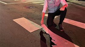 荒謬！台中斑馬線一整大雨後…竟整片漂走（圖／翻攝自台中市議員黃守達臉書）