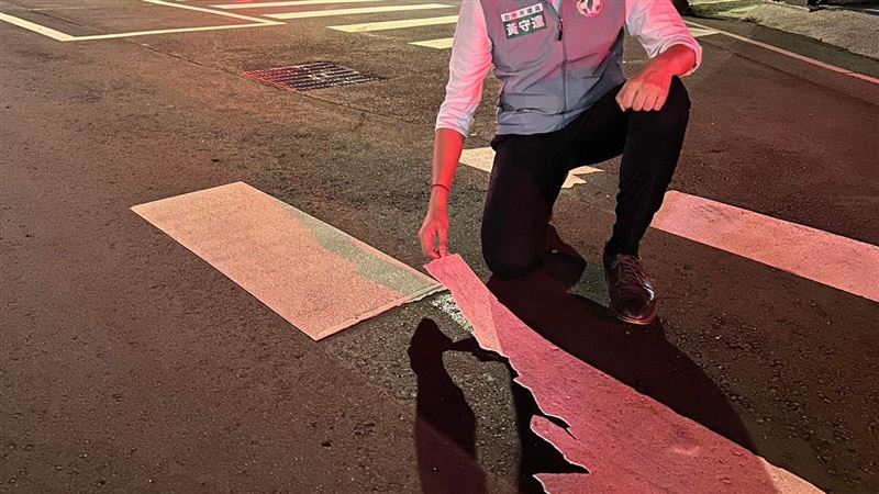 傻眼！台中斑馬線一整夜大雨後…整片漂走
