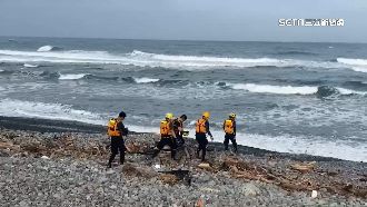 台東掀大浪！遊客被捲外海「下落不明」