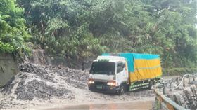 力行產業道路，土石流，貨車深陷泥流受困，翠峰路段封閉(圖／翻攝畫面)