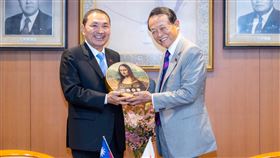 侯友宜見日本前首相麻生太郎。(圖/翻攝自侯友宜臉書)