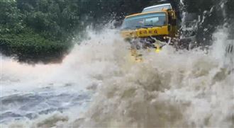 傾盆暴雨灌清境！台14甲線一夜淹成小瀑布