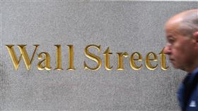 美股道瓊指數跌486點  創近兩年來新低美股23日一蹶不振，道瓊工業指數下挫486點，3萬點大關失守，收在近兩年來最低點，瀕臨熊市。圖為民眾行經華爾街附近建築。中央社記者尹俊傑紐約攝  111年9月24日