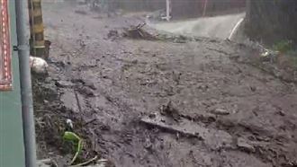 暴雨轟炸仁愛鄉！都達村爆發土石流急撤離