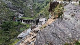 卡努颱風，中橫便道，巨石坍方，阻斷道路(圖／谷關工務段提供)