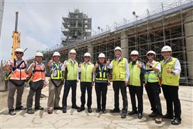 第三航廈完成首支巨柱吊裝　施工進入高峰期（業配勿用）