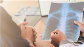 楊政達理事長藉此鼓勵患者，罹患第三期肺癌千萬別放棄治療！就算已無法開刀，同樣有更好的武器「同步化放療」（CCRT），能帶來根治的機會。