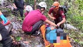 車輛翻落桃園復興山區邊坡多人傷  消防馳援一輛疑似台電外包工程車3日中午在桃園市復興區高義村雪霧鬧橋附近轉彎處翻落邊坡，現場多人受傷，消防局獲報馳援，目前傷患仍在山上，詳細情況待釐清。（翻攝照片）中央社記者葉臻傳真 112年8月3日