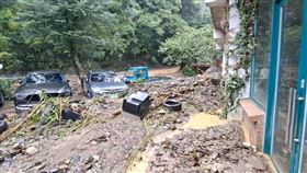 卡努颱風暴雨灌南投仁愛鄉，都達村，爆發土石流，2戶民宅3車遭掩埋(圖／都達村村長提供)