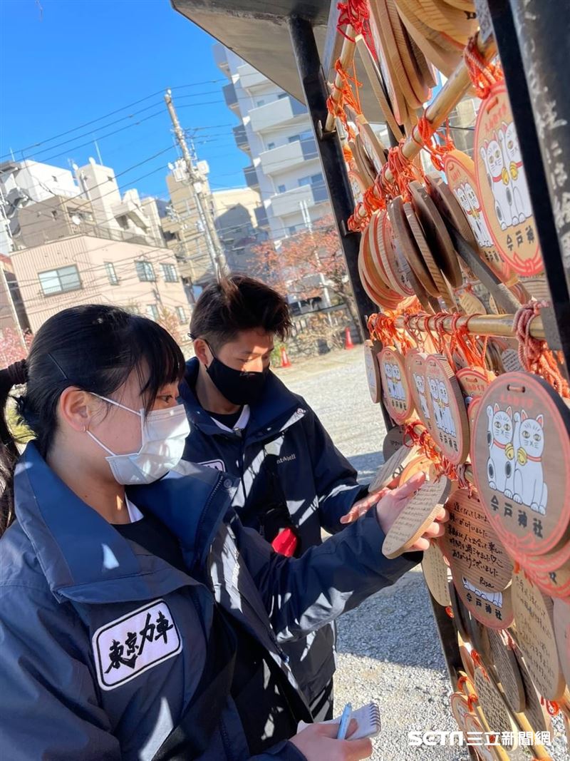 許多人可能會以為,人力拉車只要體力夠好就能勝任,但其實從面試、研修到正式上路,每一關都不容易,不僅得學會正確拉車,還要熟悉淺草的歷史、地理與景點,更得懂得如何與不同客人互動。南評透露,自己前前後後考了34次才終於過關,笑說真的沒有外界想像中那麼簡單。(圖/受訪者提供)