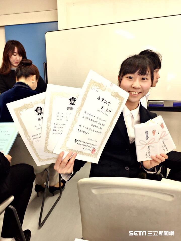 談及備考日本當地大學的過程,南評說,她給自己的期限就是「一年」,即便當時老師們都不看好,認為以她幾乎從零開始的日文程度,要在短時間內考上並不容易,但她仍不想因此放棄。念大學的過程中,她也付出比別人更多時間適應全日文的學習環境,一路克服語言、課業和異鄉生活的種種挑戰等,最後如期順利畢業,讓許多人非常佩服。(圖/受訪者提供)