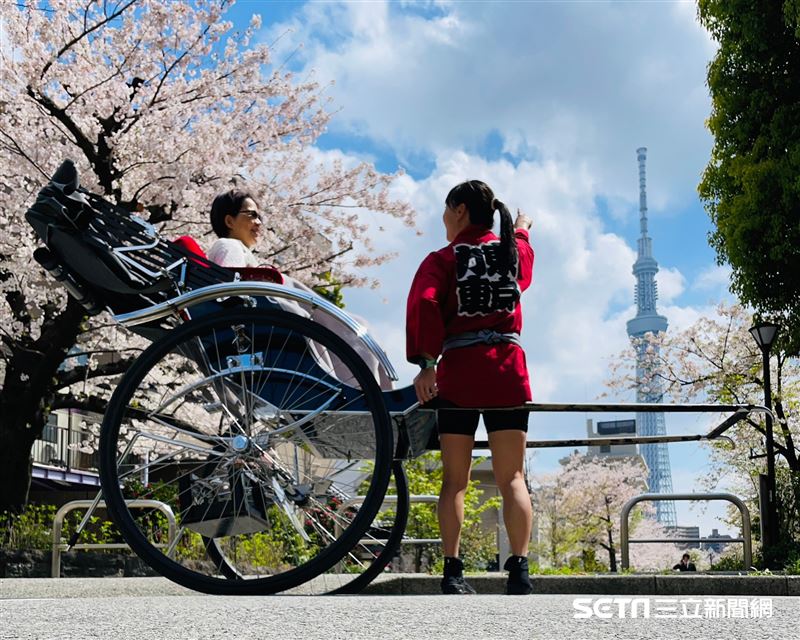 在日本擔任人力車伕時,她也曾親自拉著媽媽穿梭街頭賞櫻,讓一路支持自己做決定的媽媽,親身體驗女兒選擇的這份工作。對母女倆來說,這趟賞櫻之旅也成了一段格外特別的回憶。(圖/受訪者提供)