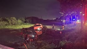 嘉義縣東石鄉2車高速相撞  翻落農田嘉義縣東石鄉2日晚間發生死亡車禍，2輛轎車行經縣道166與嘉7線路口時疑未減速，相撞後衝進一旁田裡，造成1死2傷。（嘉義縣消防局提供）中央社記者蔡智明傳真  112年8月3日