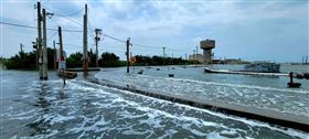 雲林爆發20年來最嚴重海水道歉　漁港淹沒（圖／口湖鄉民代表