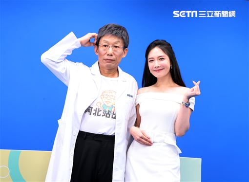 模仿天王郭子乾、克萊兒主持「鄉民大學問」。（圖/記者邱榮吉攝影）