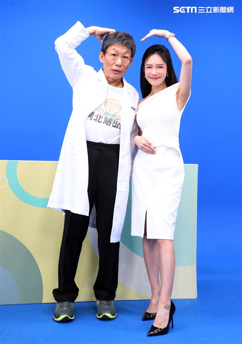 模仿天王郭子乾、克萊兒主持「鄉民大學問」。（圖/記者邱榮吉攝影）