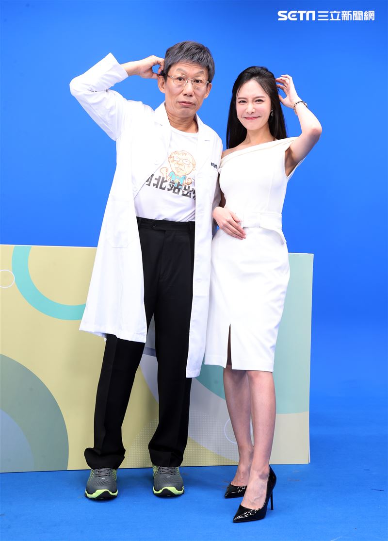 模仿天王郭子乾、克萊兒主持「鄉民大學問」。（圖/記者邱榮吉攝影）