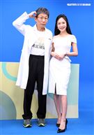 模仿天王郭子乾、克萊兒主持「鄉民大學問」。（圖/記者邱榮吉攝影）