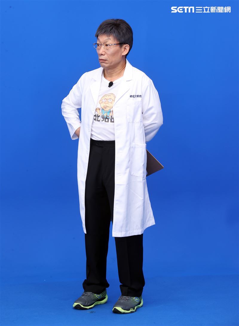 模仿天王郭子乾主持「鄉民大學問」。（圖/記者邱榮吉攝影）