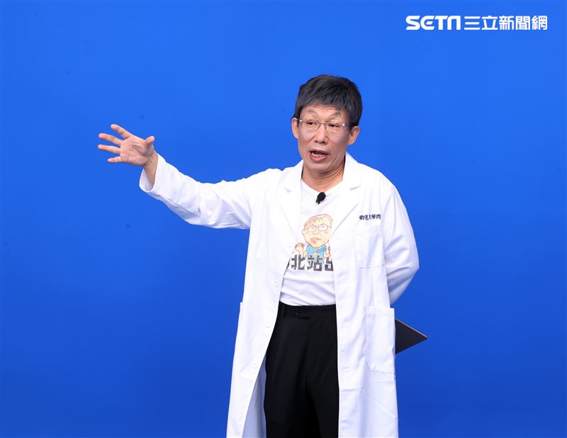 模仿天王郭子乾主持「鄉民大學問」。（圖/記者邱榮吉攝影）