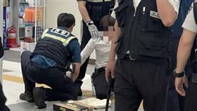 南韓繼3日下午的駭人意外後，4日上午又傳出，一名手持2把刀的男子出現在江南高速巴士轉運站。（圖／翻攝推特）