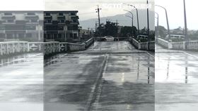 新／南投暴雨溪水漲　守城橋塌陷呈波浪狀（圖／翻攝畫面）