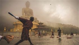 ▲不丹小朋友在大佛面前打棒球。（圖／翻攝自Bhutan Baseball & Softball Association推特）