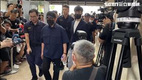 藝人黃子佼在台北市婦幼隊陪同下前往台北地檢署應訊。（圖／記者楊忠翰攝影）