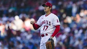 ▲大谷翔平右手指抽筋退場，賽後說明傷勢。（圖／美聯社／達志影像）