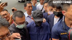 藝人黃子佼在台北市婦幼隊陪同下前往台北地檢署應訊。（圖／記者楊忠翰攝影）