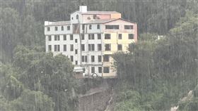 卡努颱風豪雨釀災，廬山溫泉，塔羅灣溪暴漲，麗來飯店地基掏空，土石流灌入水悅來溫泉會館(圖／翻攝畫面)