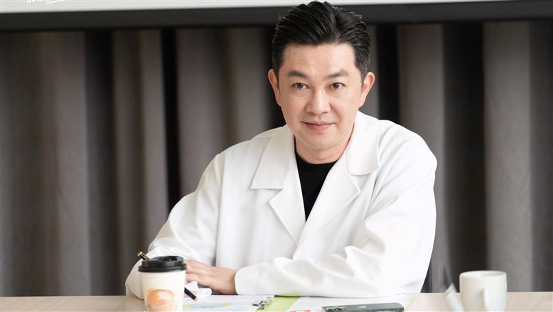 被造型師耽誤的喜劇演員　李明川連拍9場