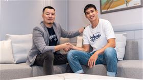 ▲T1高雄全家海神和選秀首輪挑中的旅美好手唐維傑正式簽約。（圖／高雄全家海神球團提供）