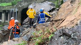 卡努颱風，中橫便道，巨石坍方，阻斷道路，搶修(圖／谷關工務段提供)