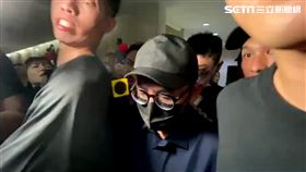 藝人黃子佼在4名保鑣陪同下步出台北地檢署。（圖／記者楊忠翰攝影）