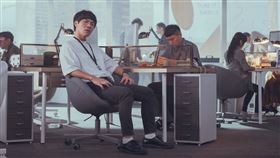 《他馬克老闆》盧廣仲化身社畜。（圖／氧氣電影提供）