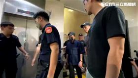 藝人黃子佼在4名保鑣陪同下步出台北地檢署。（圖／記者楊忠翰攝影）