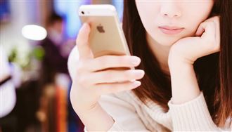 人夫摔斷腿　女兒高中同學顧到床上曝姦情