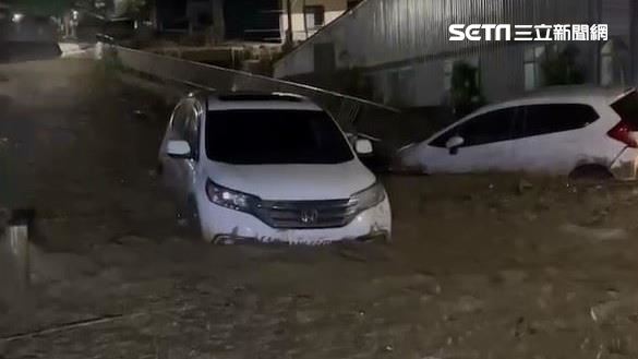 車全流下來！　仁愛春陽村多車遭泥流淹沒