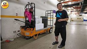 ▲環南市場搬運工A先生控訴環南市場草率啟用，去年他駕駛板車因為地面破損又積水翻車，導致右腿骨折、筋肉全斷，嚴重影響工作和生活。（圖／CTWANT）