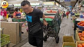 ▲A先生每天從晚間11點半上班到隔天中午，他用束帶綁起小腿，「拼命在工作」。（圖／CTWANT）