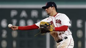 ▲從釀酒人交易來的烏瑞亞斯首度穿紅襪球衣上場守二壘。（圖／美聯社／達志影像）