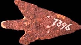 ▲一枚距今約有3千年歷史的箭頭式鐵器，原材料竟是源自於外太空的「隕鐵（meteoritic iron）」（圖／翻攝自社群網站X）