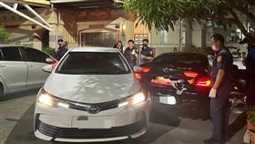 高雄深夜發生聚眾堵車滋事，警方漏夜逮捕9人送辦。（翻攝畫面）