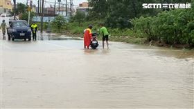 苗栗苑裡、三義淹水，植物人受困。（圖／翻攝畫面）