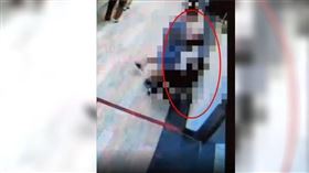 郝姓男子日前前往捷運忠孝敦化站時，無故推倒一對母子。(圖／翻攝畫面)