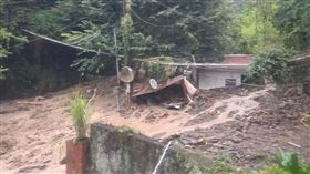 卡努颱風暴雨灌南投仁愛鄉，都達村，爆發土石流，2戶民宅3車遭掩埋(圖／都達村村長提供)