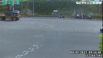 聯結車載堆高機撞斷標誌架　傻眼畫面曝光